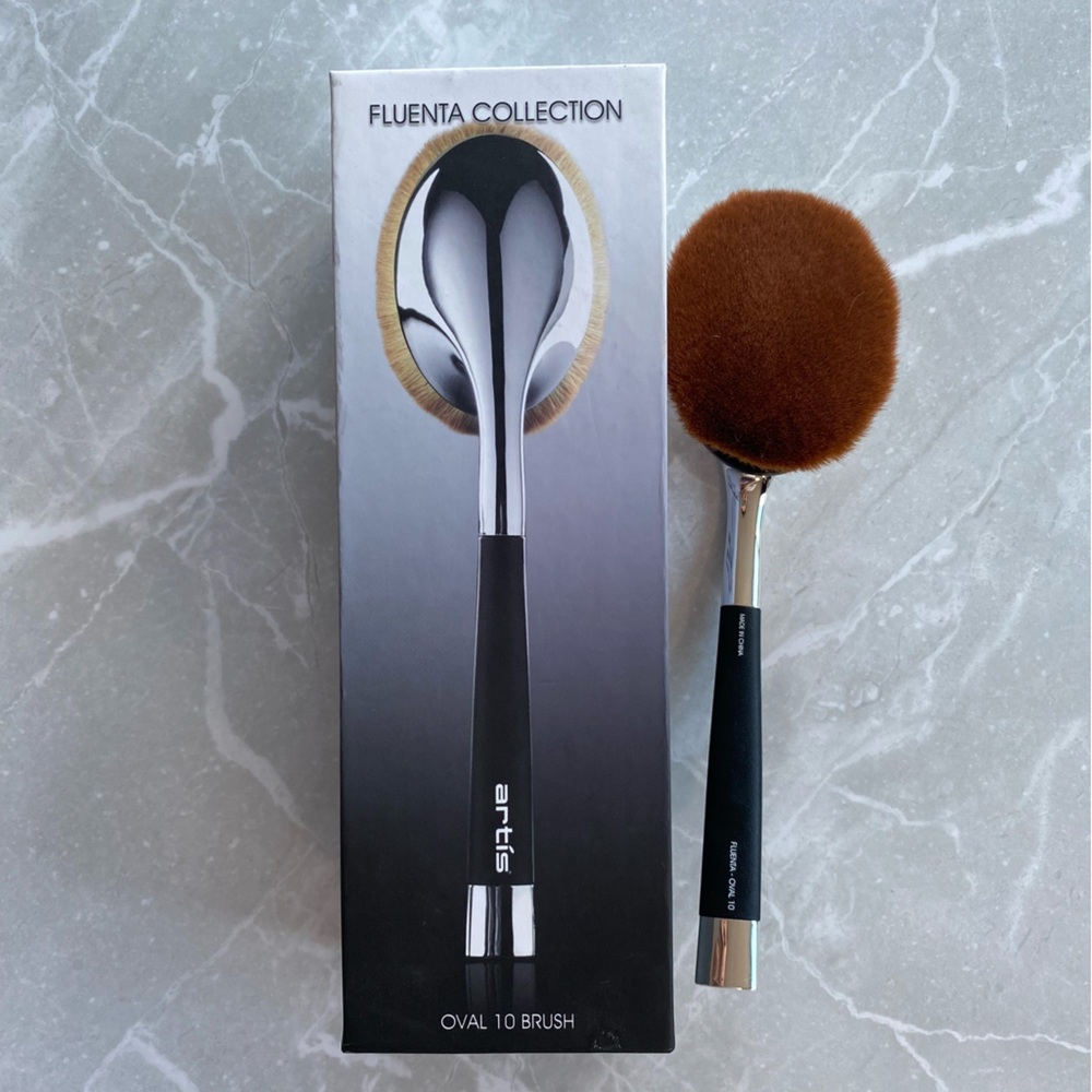 Artis Fluenta Collection Oval 10 Brush